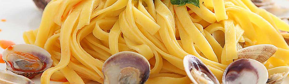 Tagliatelle con Limone Vongole Veraci von La Pasta di Aldo Tagliatelle con Limone Vongole Veraci von La Pasta di Aldo