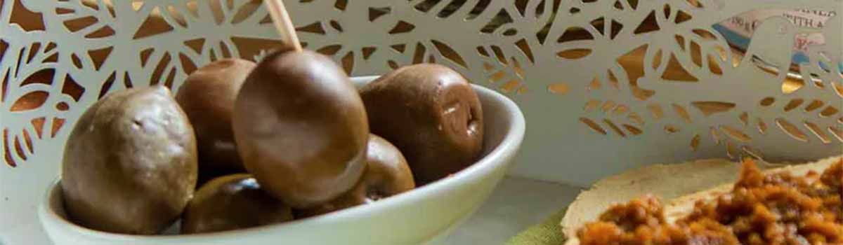 Olive nere intere in Salamoia