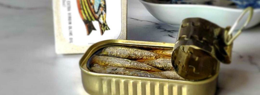 Kleine geräucherte Sardinen in Olivenöl