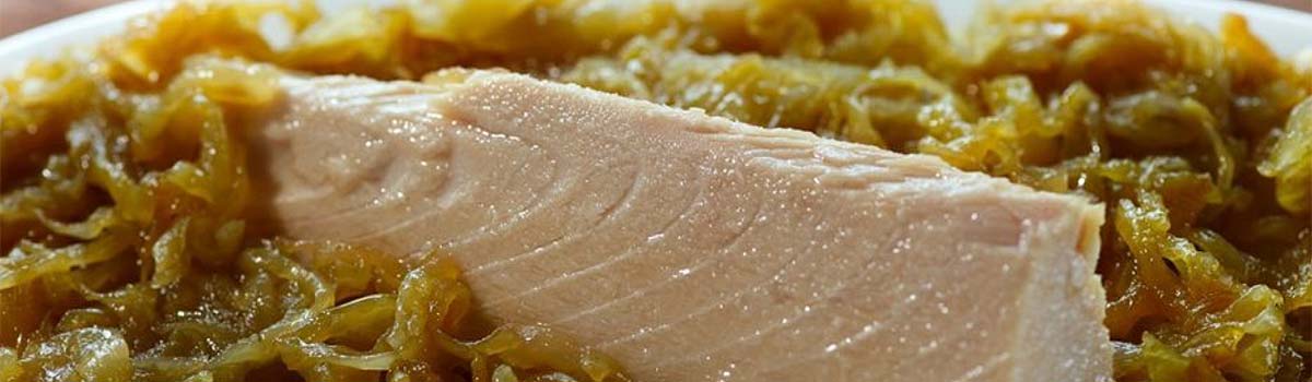 Lomo de Atún Encebollado - Thunfischfilet mit Zwiebeln Lomo de Atún Encebollado - Thunfischfilet mit Zwiebeln