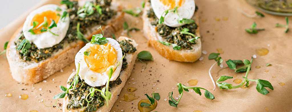 Bruschetta mit Fenchelpaté und Ei Bruschetta mit Fenchelpaté und Ei